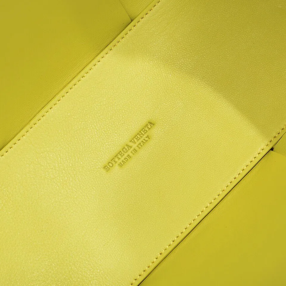Batch 1860 BottegaVeneta# 🧷Early autumn SLIP tote handbag, the oversized woven design really makes it a huge gap from ordinary tote bags🔗🔗Different color combinations for the inner and outer layers ⛓Daniel Lee leads the brand gene to continue to evolve with fresh inspiration🧬🧬 Showing the balance between luxury and reality👉Retro brown Size: 36*24*12【9892#】
